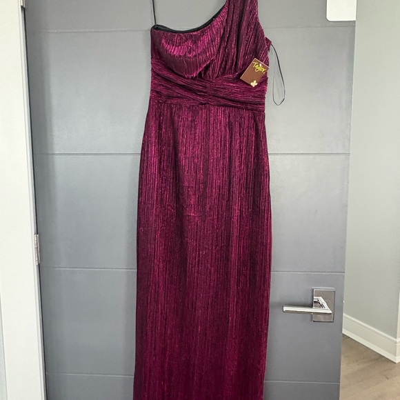 NWT‎ One-Shoulder Magenta  Gown - Picture 1 of 9